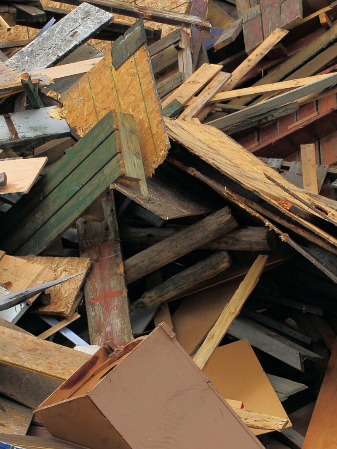 Een berg met houtafval