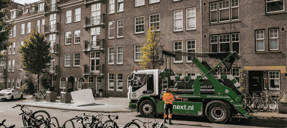 afzetbak wordt afgeleverd bij een particuliere klant in een stadse omgeving