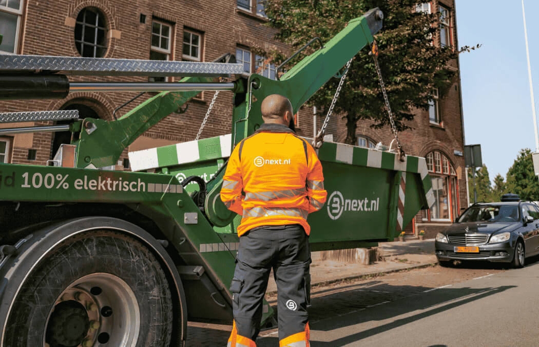 Man die een container aflevert op locatie 