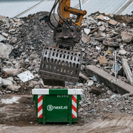 puin wordt in een container geladen