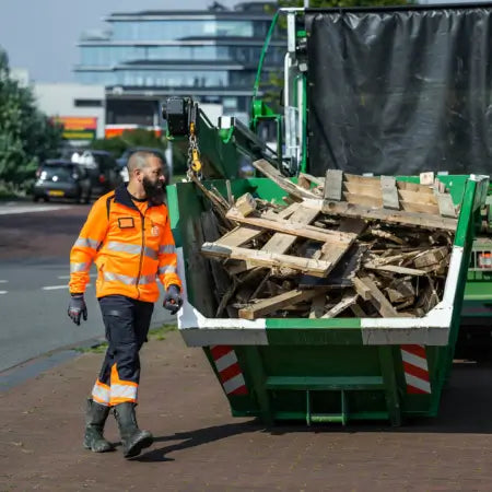 Houtafval in de container